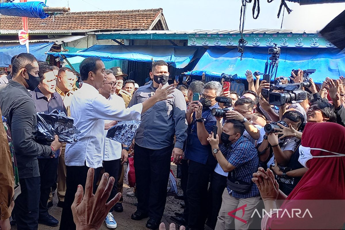 Jokowi: Kementerian PUPR akan ambil alih jalan rusak parah