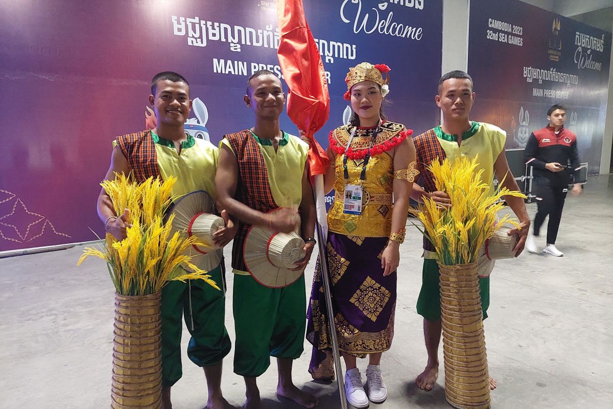 Flairene curi perhatian dengan pakaian adat Bali