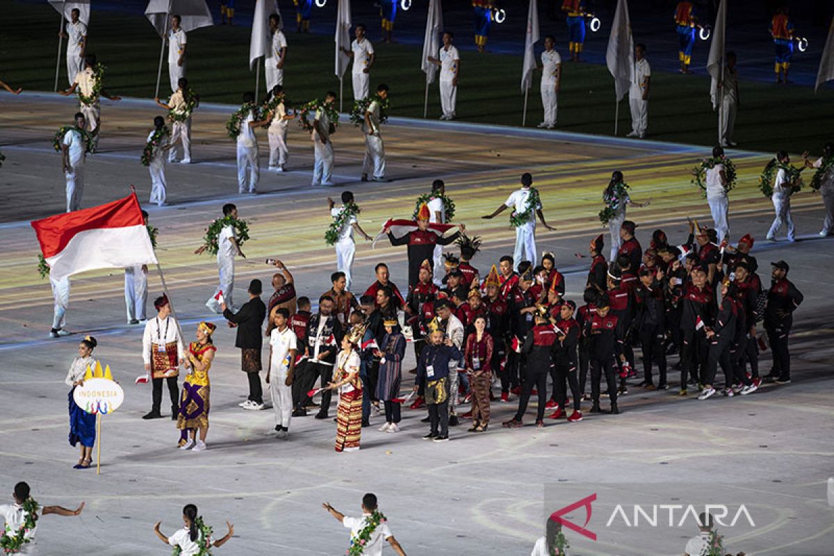 Pakaian adat daerah Indonesia hiasi upacara pembukaan SEA Games 2023