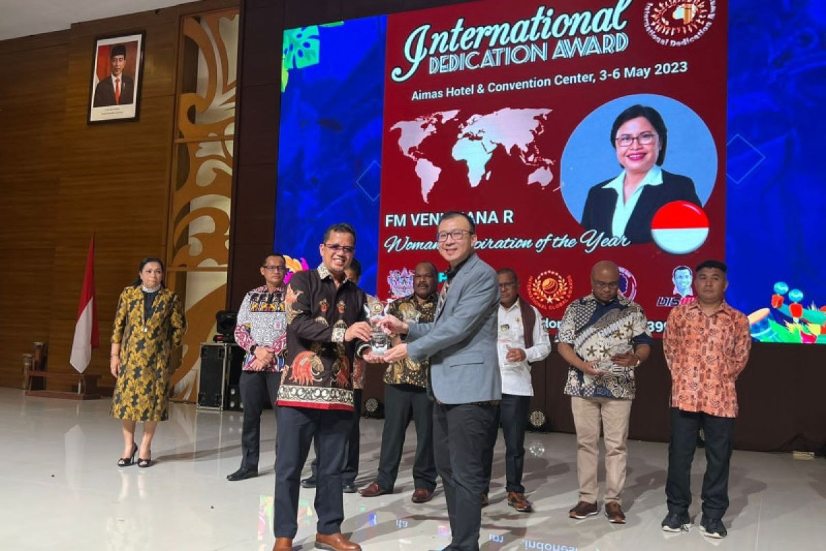 Kontribusi bagi Papua, FM Venusiana R raih International Dedication Award 2023