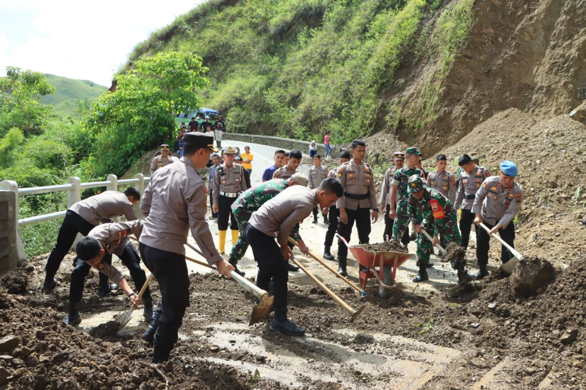 Gerak cepat TNI-Polri bersama pemerintah bantu bersihkan timbunan tanah longsor di Samosir