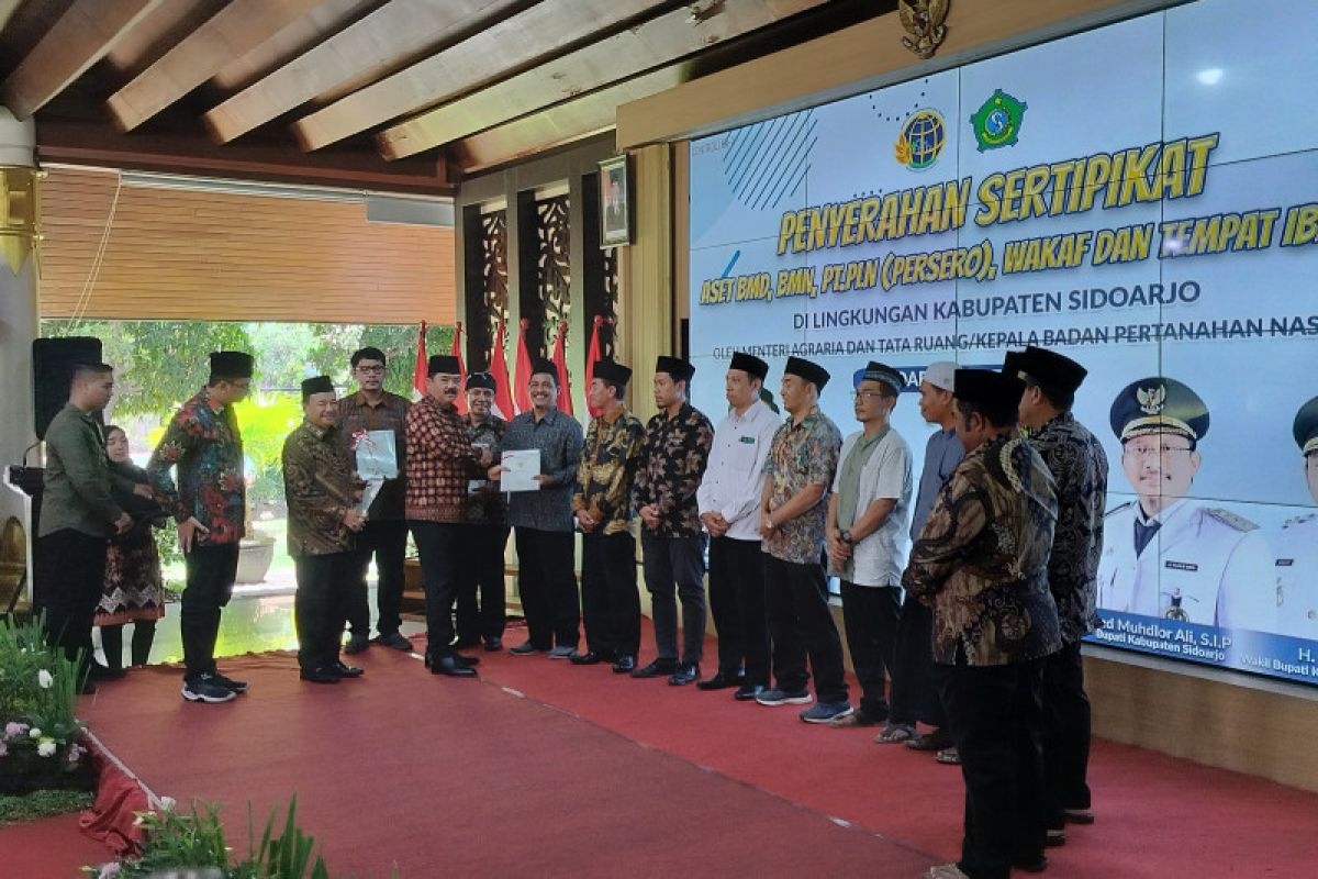 Menteri ATR BPN serahkan sertifikat tanah di Sidoarjo