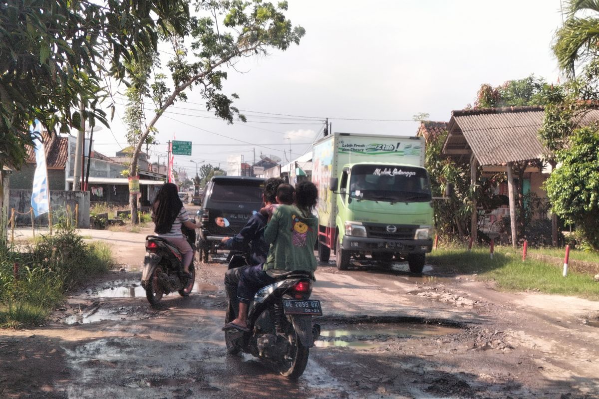 Kondisi jalan di pusat Kecamatan Way Panji Lampung Selatan rusak parah