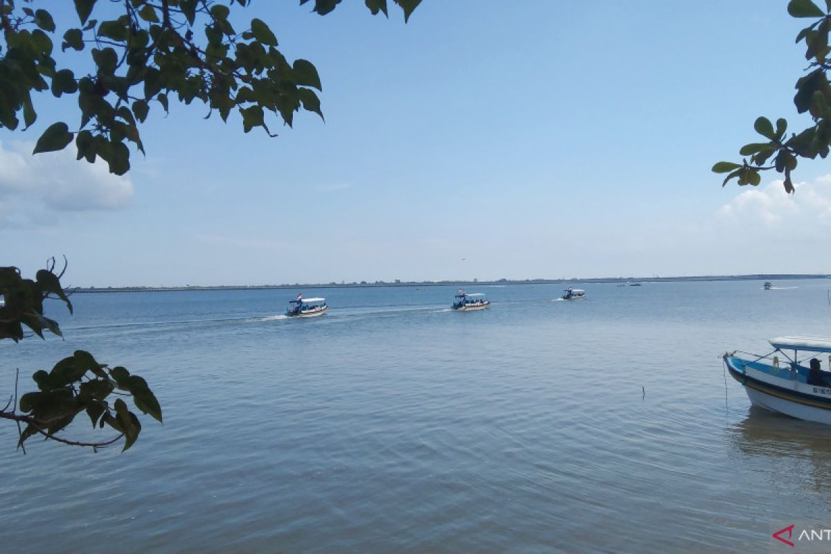 Waspadai gelombang dua meter di objek wisata Bali