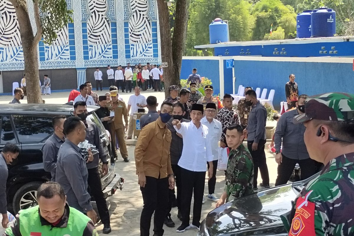 Presiden Jokowi Shalat Jumat di Masjid Raya Airan, Lampung