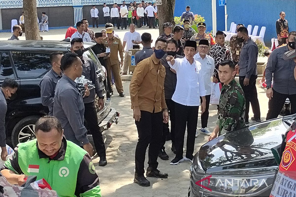 Presiden Jokowi Shalat Jumat di Masid Raya Airan Lampung