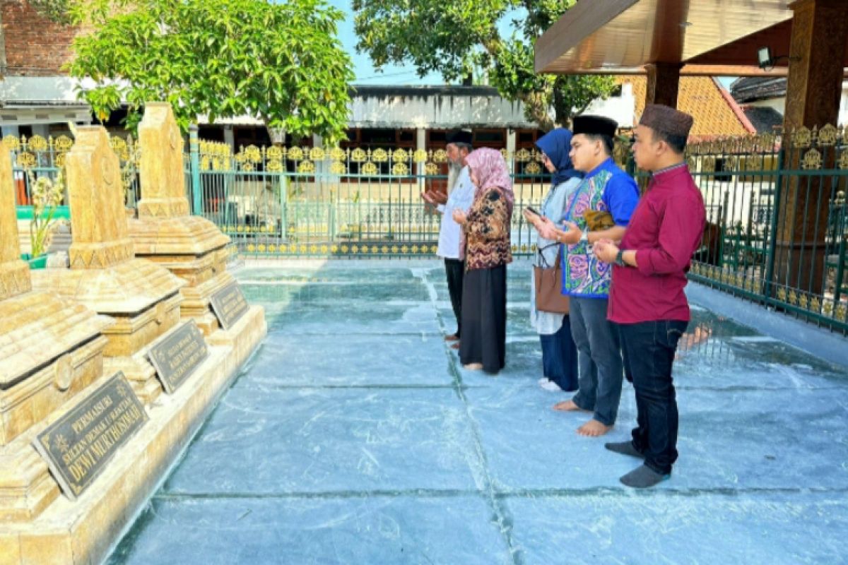 Rektor UIN ulik sejarah kala ziarah ke Makam Raden Fatah