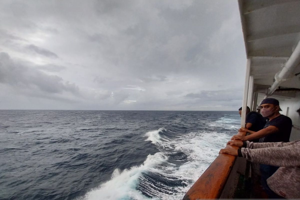 Waspadai gelombang laut 3,5 meter landa selatan NTT
