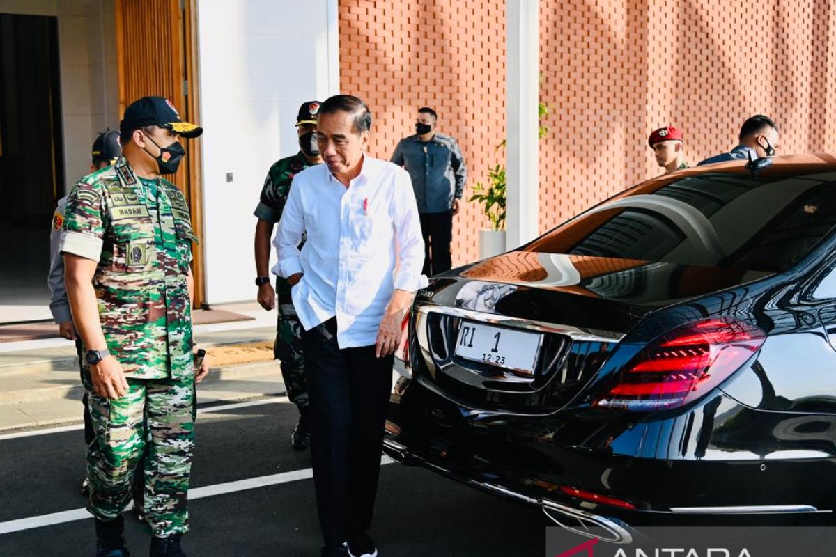 Presiden Jokowi tinjau jalan rusak di Lampung yang ramai dibahas di media sosial gunakan mobil