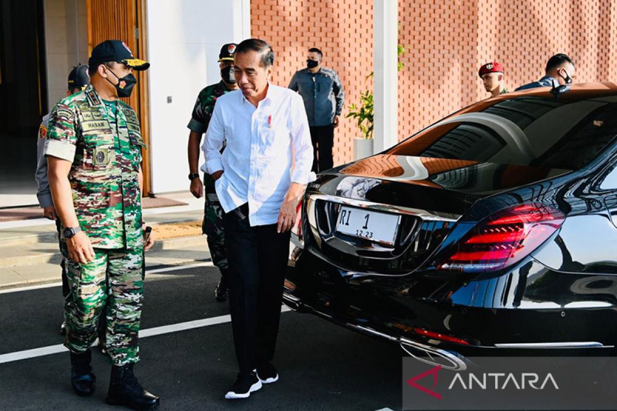 Jokowi tinjau jalan rusak di Lampung gunakan mobil