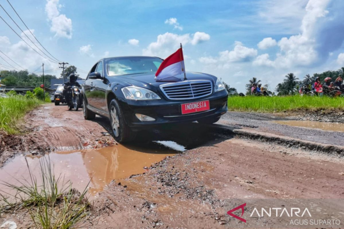 Jokowi persilakan masyarakat laporkan jalan rusak parah melalui medsos