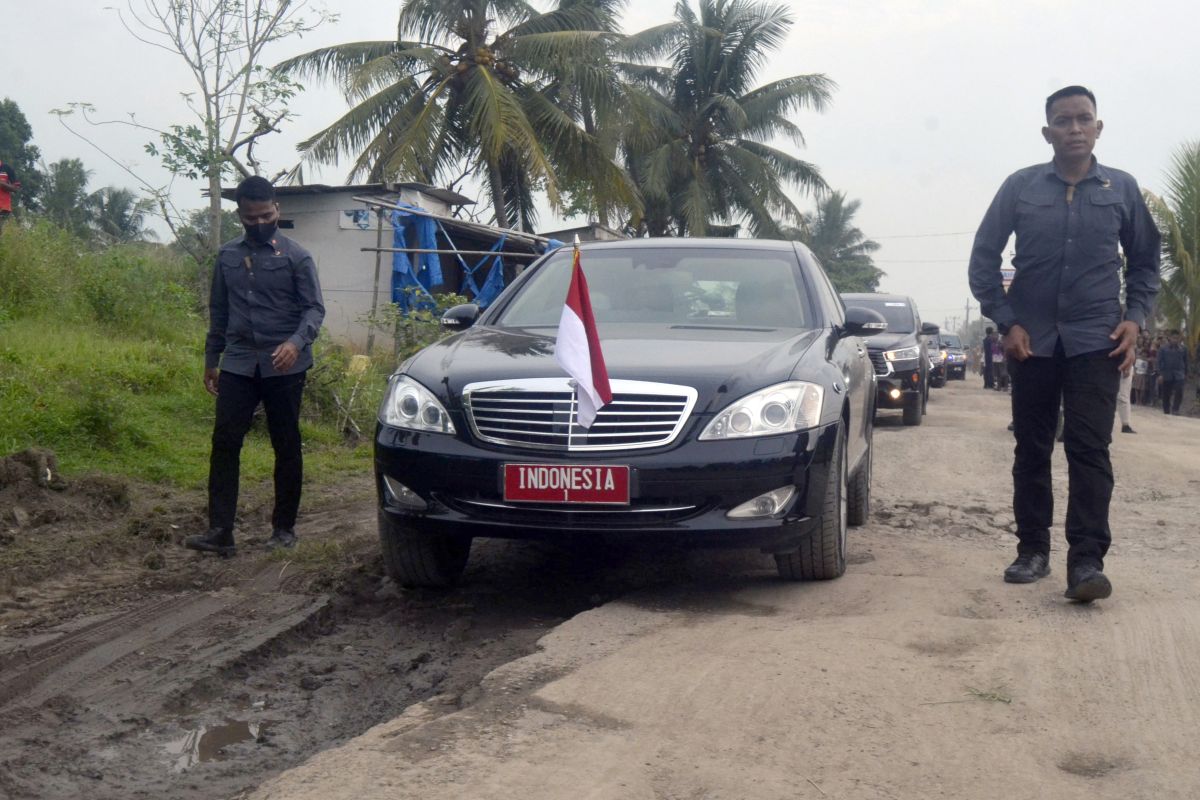 Tips lewati jalan rusak untuk pengendara mobil sedan