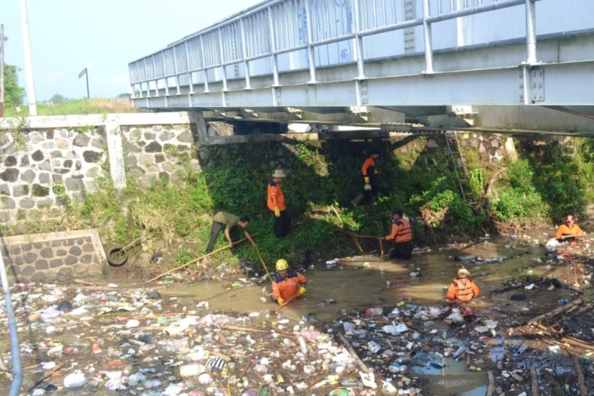 BPBD Kota Madiun rutin bersihkan sampah sungai cegah luapan air