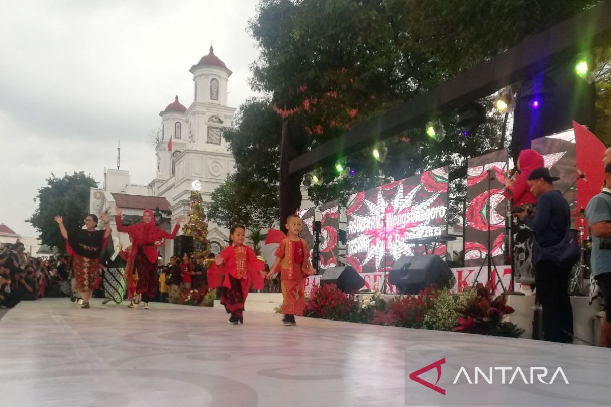 476 peserta ikuti parade sarung di Kota Lama Semarang