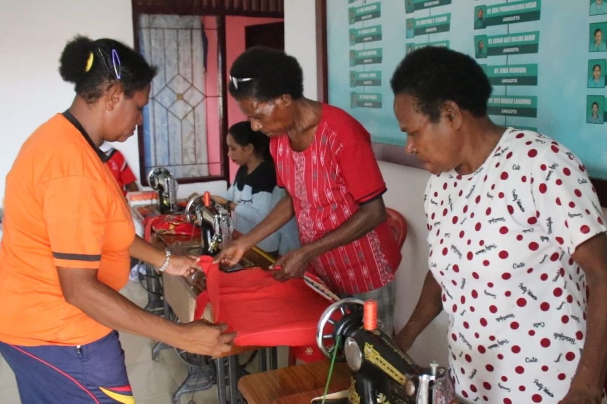 TP PKK Mappi beri pelatihan menjahit ibu rumah tangga