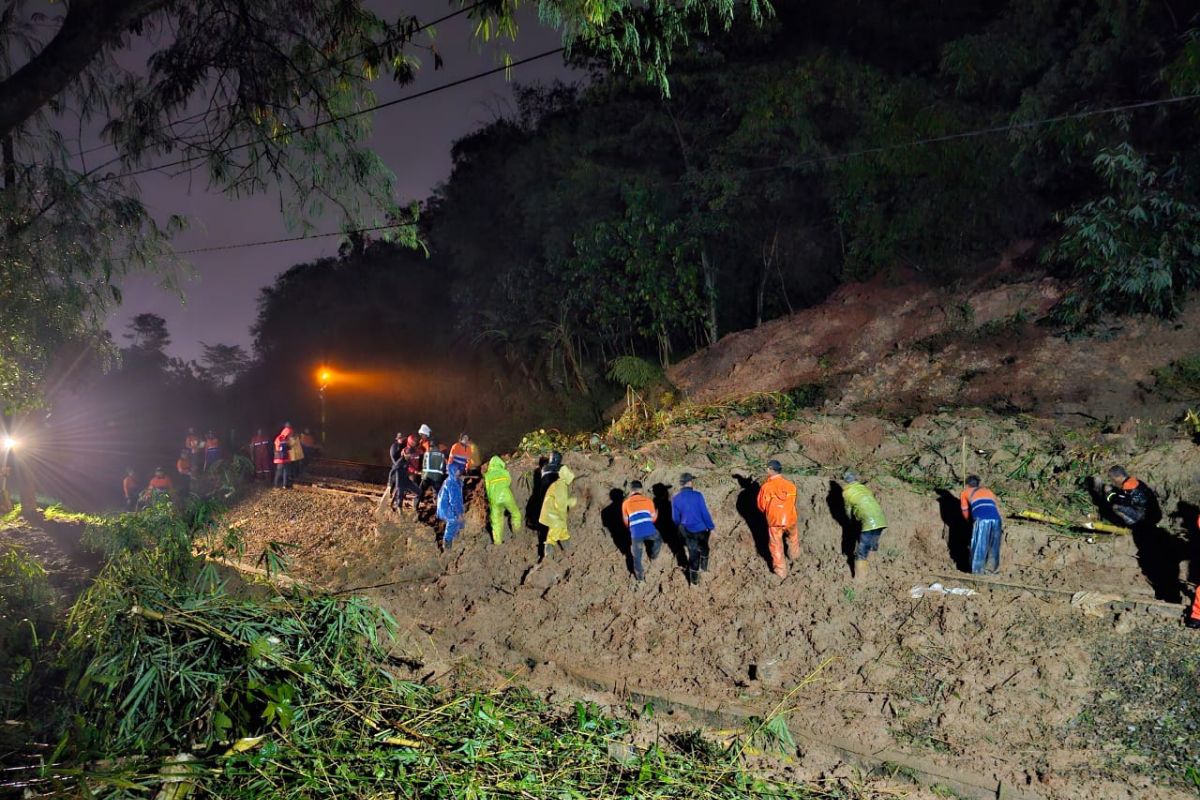 Sembilan perjalanan kereta api terganggu akibat longsor  yang terjadi di Purwakarta