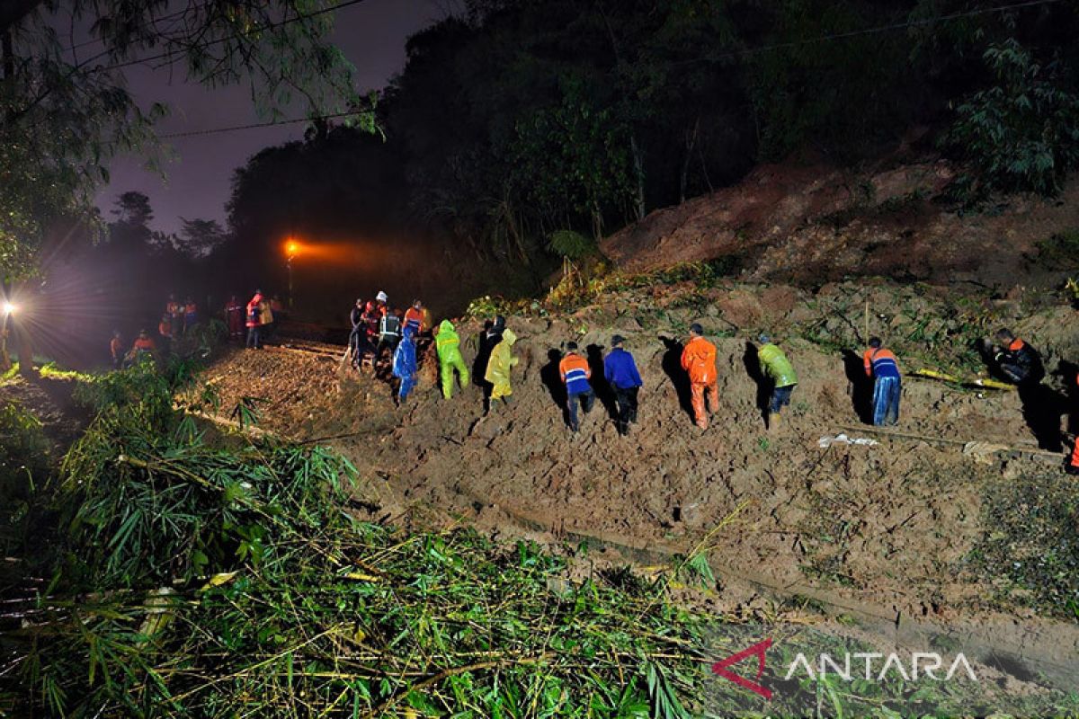 Sembilan perjalanan kereta api terganggu akibat longsor di Purwakarta