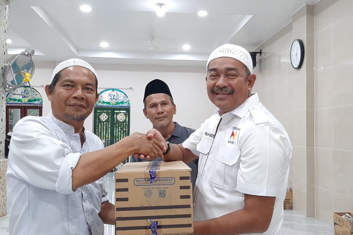 DPP IKANAS salurkan bantuan 5 ton kurma dan ribuan kain sarung