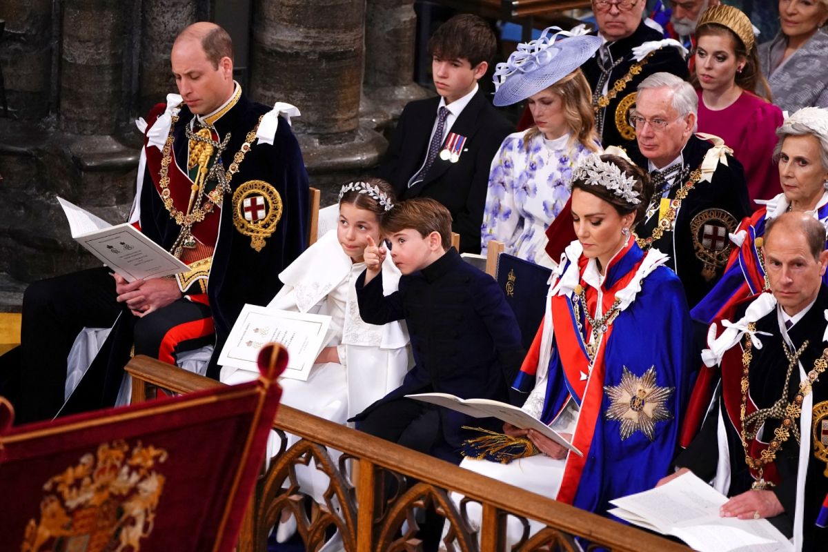 Potret menggemaskan tiga cucu Raja Charles III di upacara penabalan