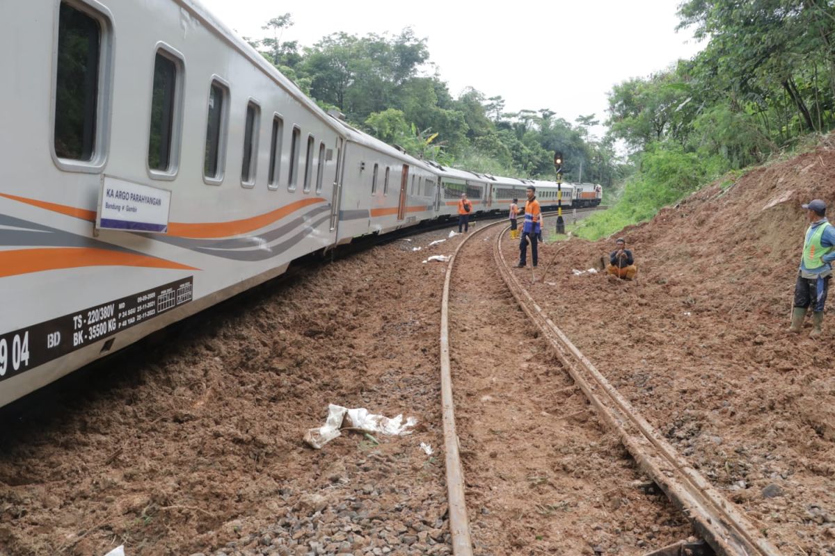 Jalur kereta yang  tertimbun longsor di Purwakarta bertahap sudah bisa dilintasi