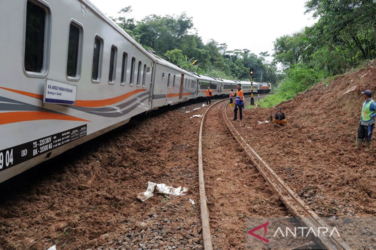 Jalur kereta yang tertimbun longsoran di Purwakarta sudah bisa dilintasi