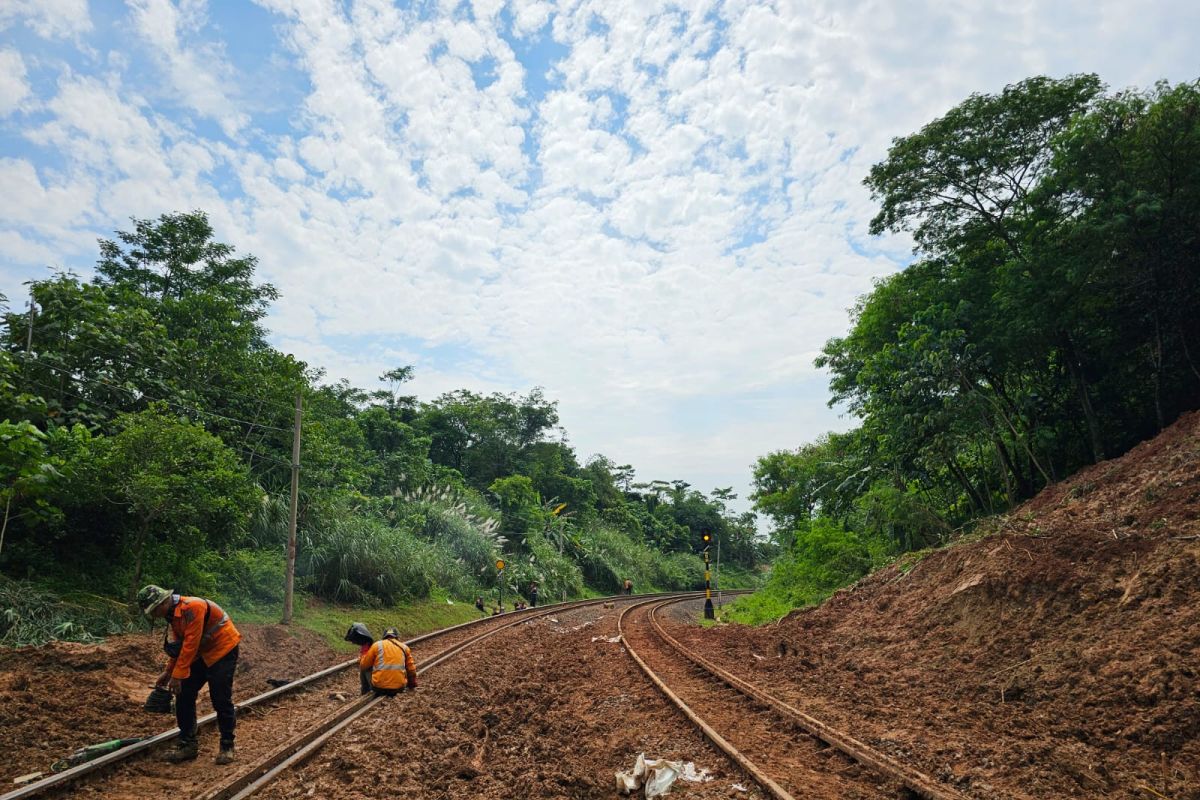 Daop 2 Bandung  antisipasi longsor susulan di jalur KA wilayah Purwakarta