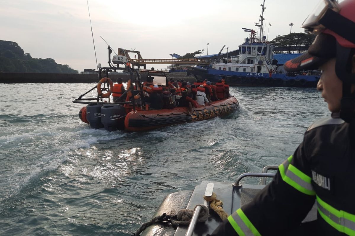 Flash News - KMP Royce 1 terbakar di alur pelabuhan Merak - Bakaheuni