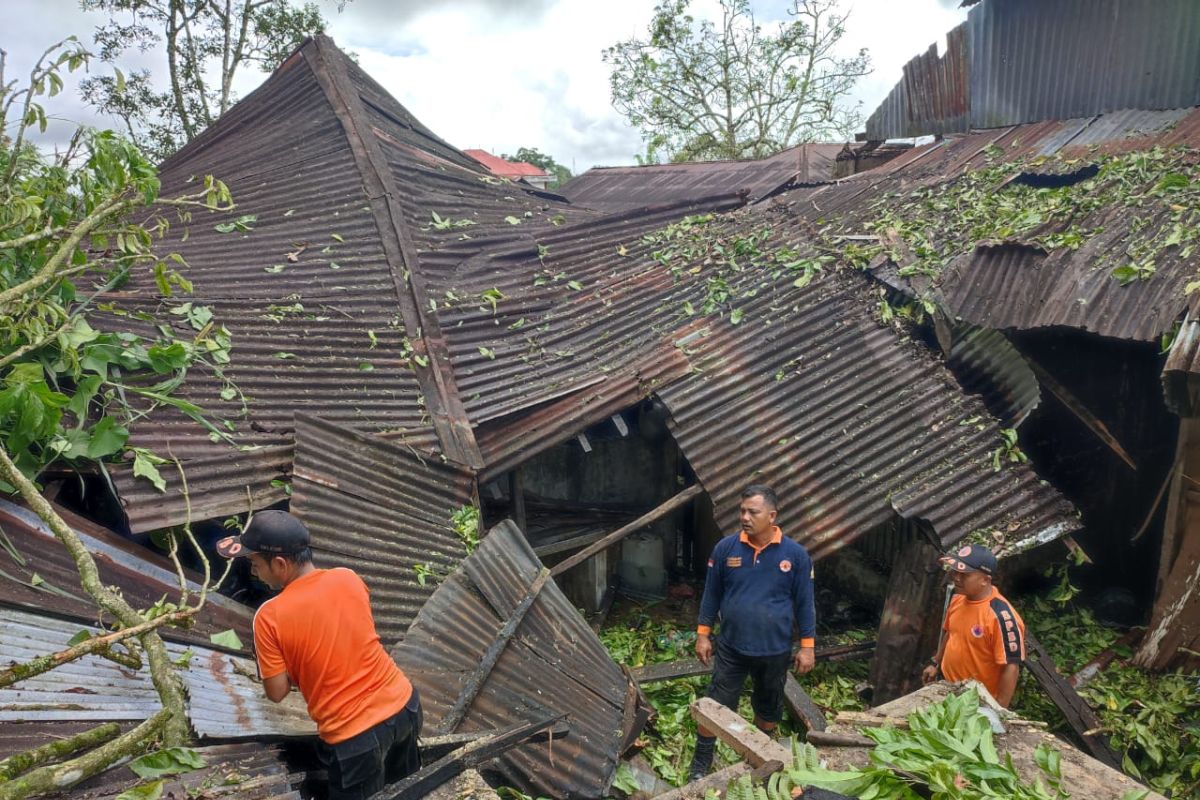 Satu rumah di Agam rusak tertimpa pohon