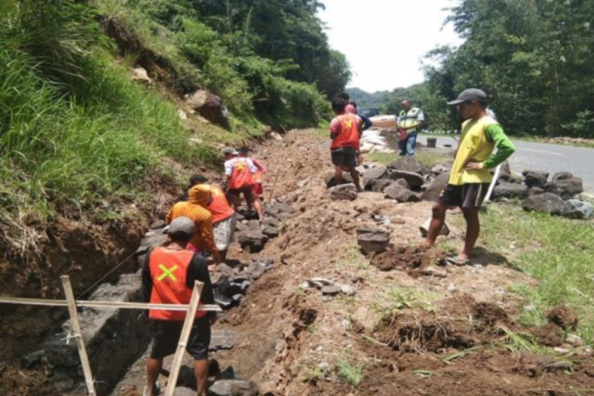 Rp41,42 miliar untuk pemeliharaan jalan di Flores