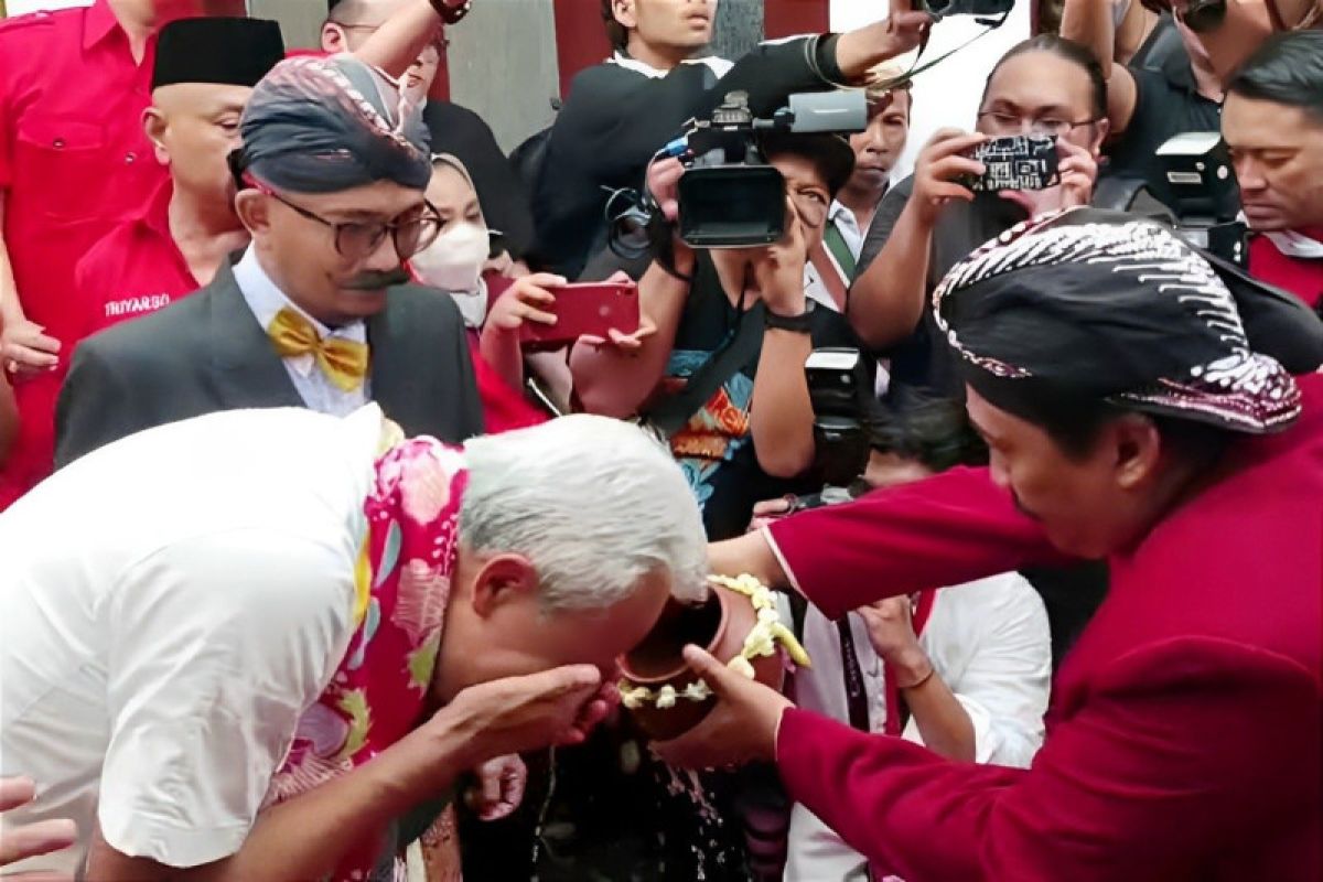 Ganjar cuci muka air Sumur Jobong peninggalan Majapahit di Surabaya
