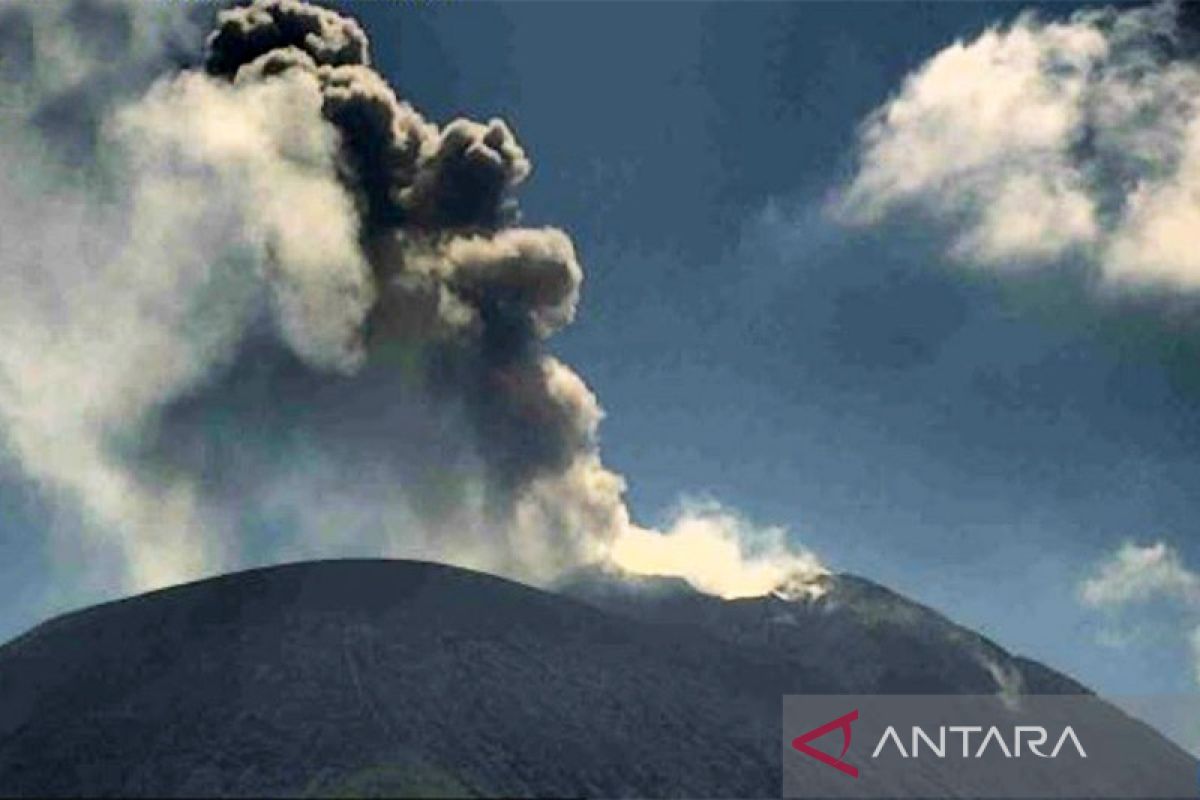 Gunung Ili Lewotolok meletus pada Kamis pukul 10.32 WITA