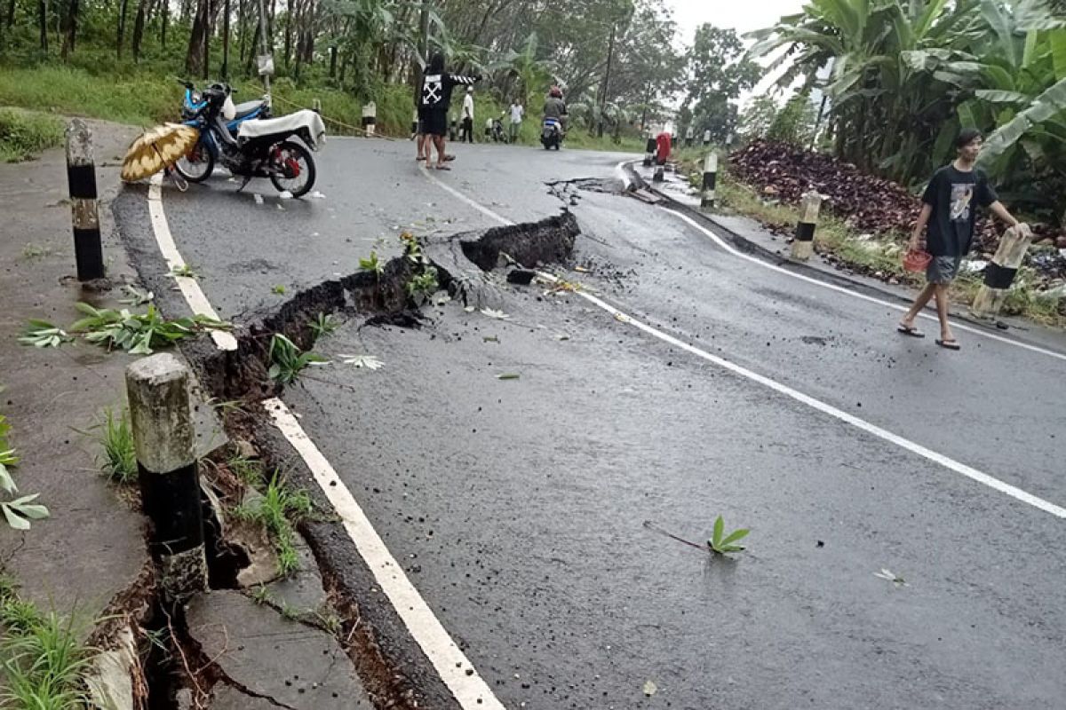 Ruas jalan Cukangleleus-Sidareja Cilacap ambles