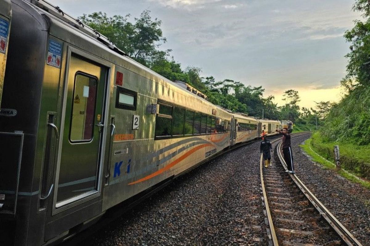 Dua kereta api tujuan Bandung-Semarang terlambat akibat longsor di Purwakarta