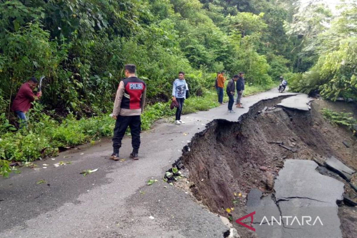 BPBD: Lintas Aceh Barat-Pidie putus akibat longsor