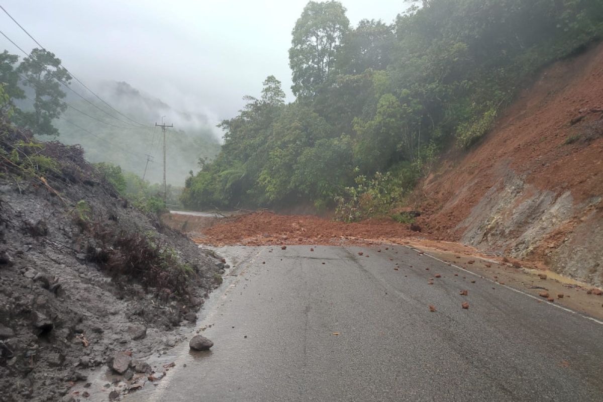 Akses jalan provinsi di Malalak Agam putus total karena longsor