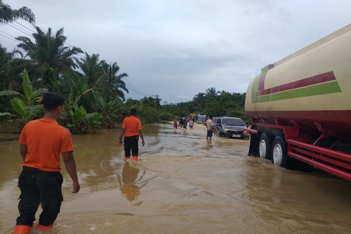 Jalan nasional di Palembayan Agam terendam banjir dampak hujan