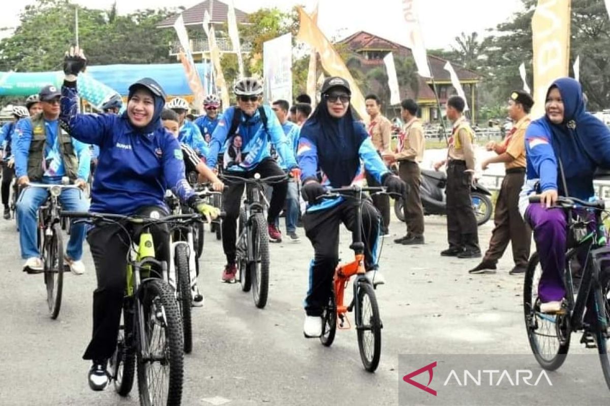 Bupati Inhu bersepeda bersama warga perkenalkan pariwisata
