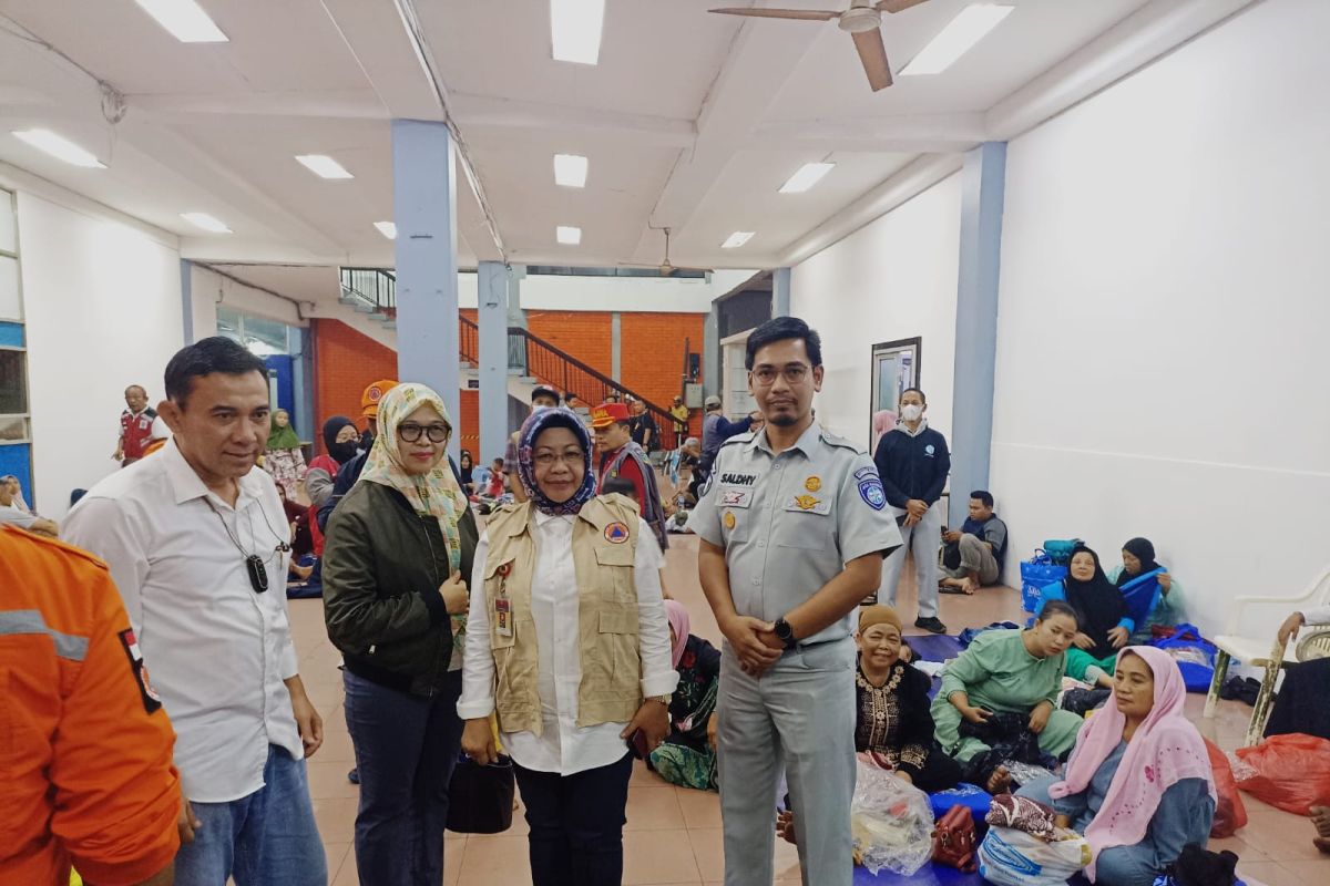 Kacab Jasa Raharja Banten Tinjau Keadaan Penumpang KMP Royce 1 di Posko Sementara Pelabuhan Merak Banten