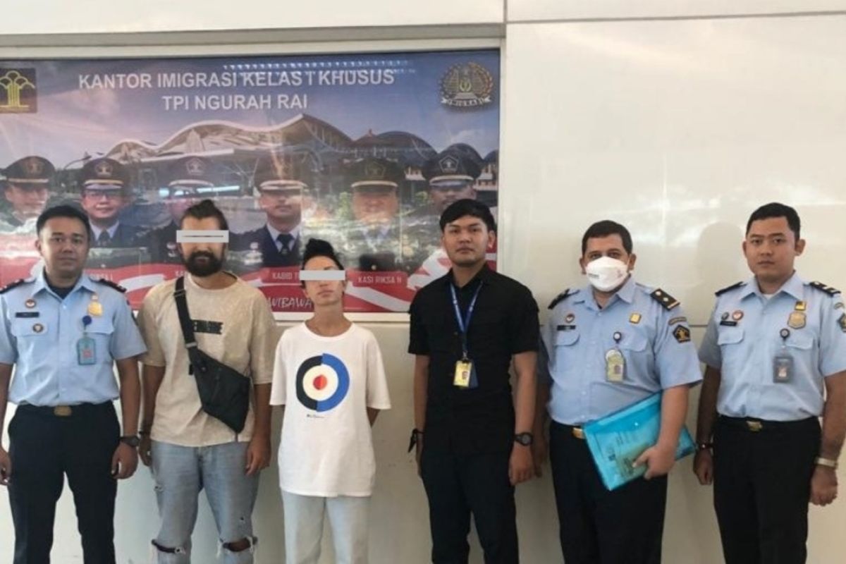 Imigrasi Singaraja Bali deportasi dua WNA Rusia langgar etika