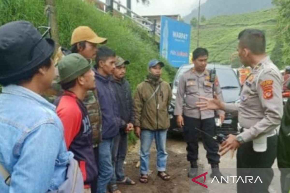 Tukang parkir di Puncak patok tarif Rp40 ribu