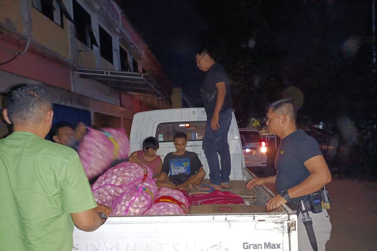 Polisi tangkap pencuri bawang putih dalam belasan karung milik anggota TNI di Pasar Mandalika