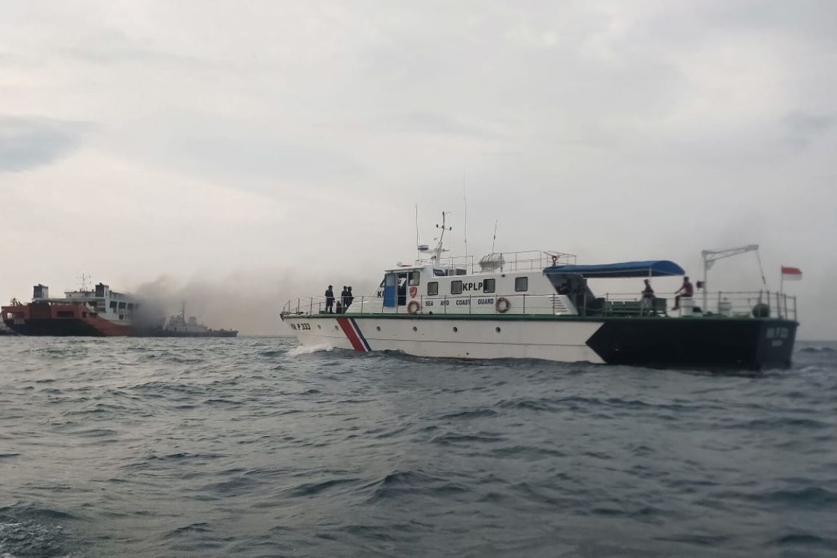 Kemenhub kerahkan kapal patroli KPLP evakuasi KMP Merak - Bakauheni yang terbakar