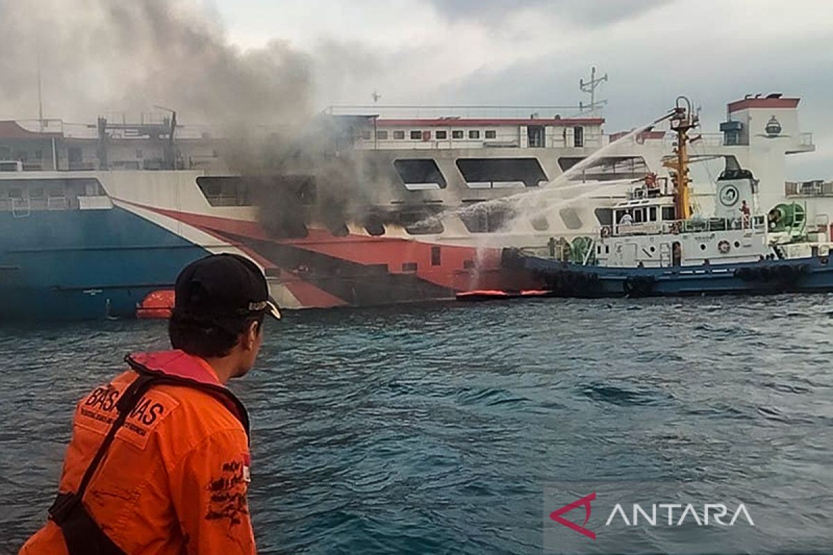 Sebuah kapal penyeberangan Merak - Bakauheni terbakar