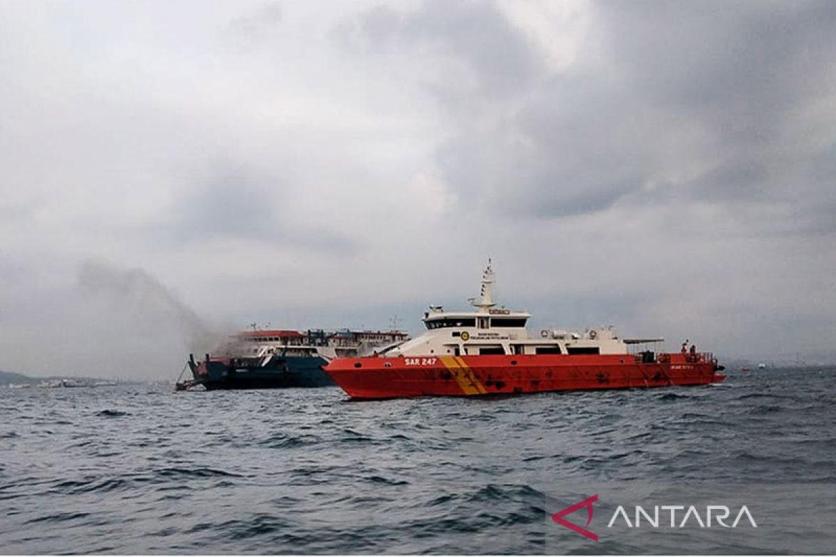 Kebakaran KMP Royce 1 di alur pelabuhan Merak - Bakaheuni