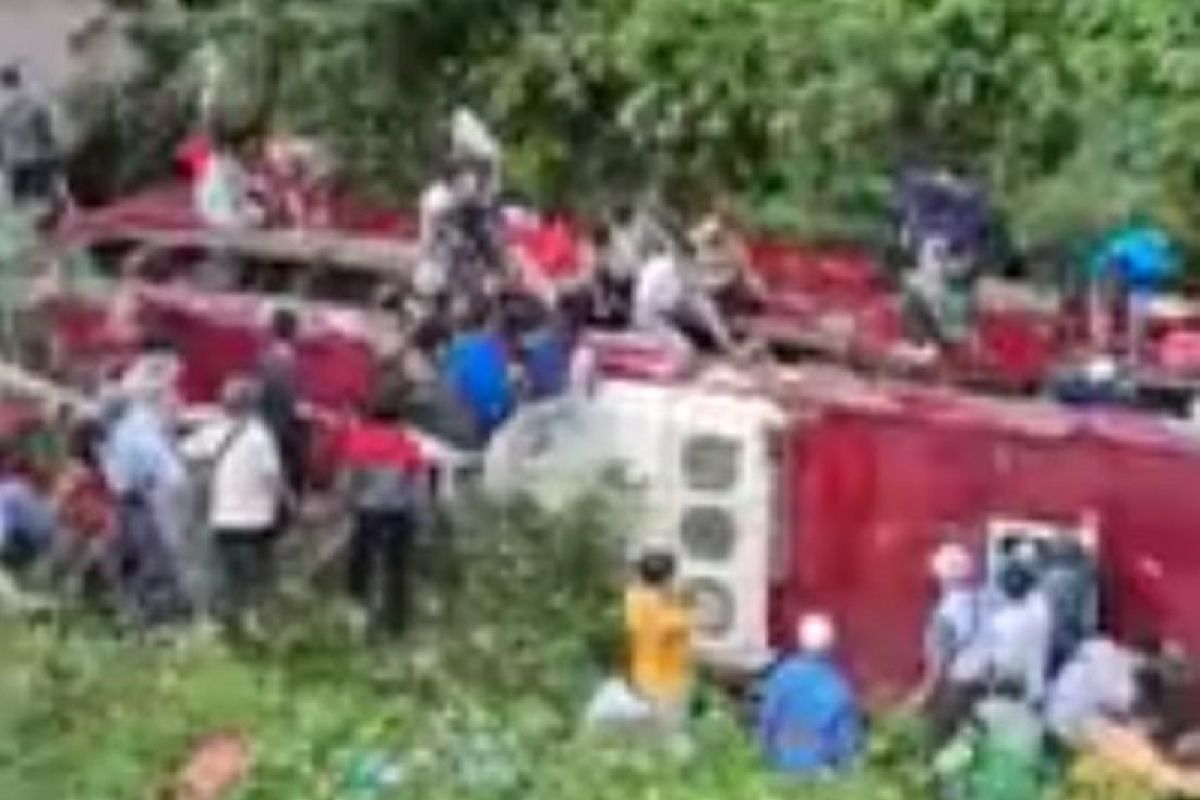 Polisi evakuasi belasan korban bus masuk sungai di wisata Guci Tegal