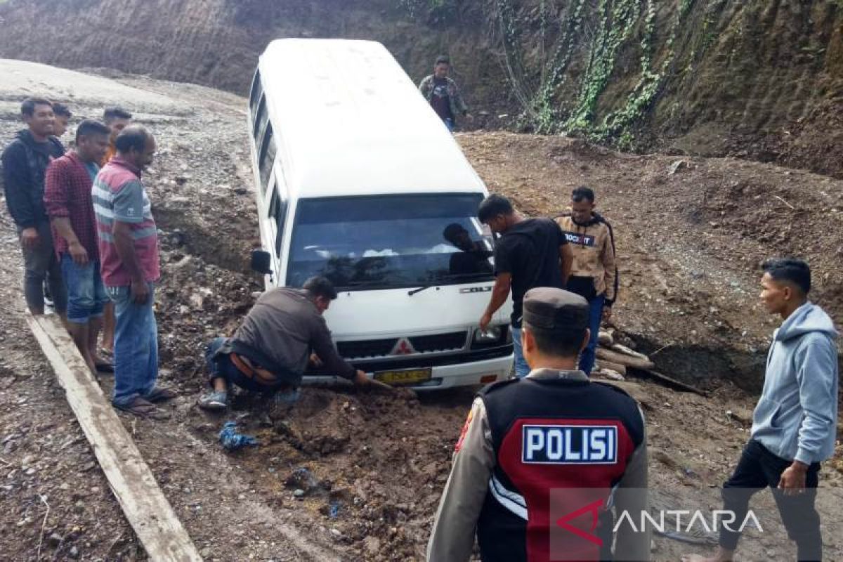 Akibat longsor badan jalan di Aceh Barat putuskan akses transportasi