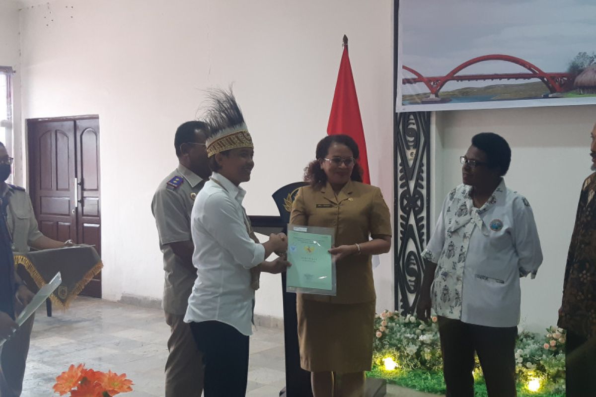 Wamen ATR/BPN Raja Juli Antoni serahkan sertifikat rumah ibadah di Jayapura