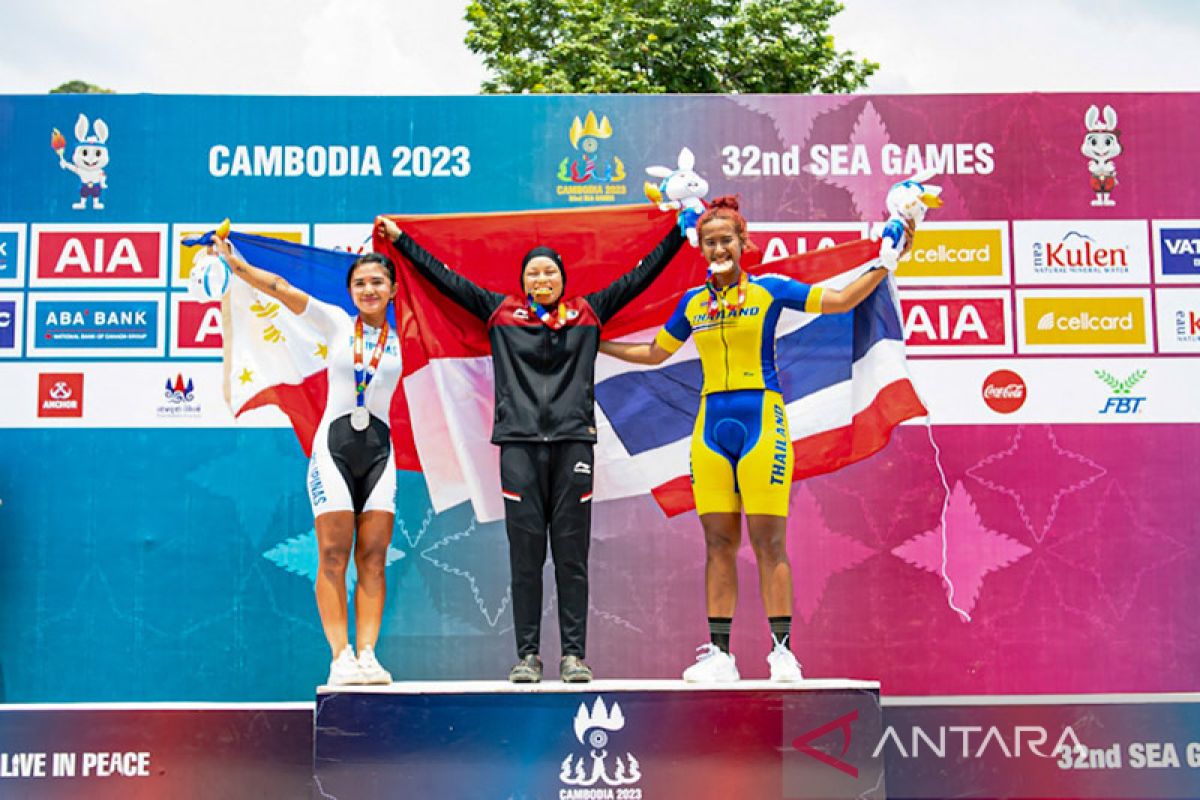 Pebalap sepeda Dara Latifah debut manis raih emas kedua SEA Games 2023