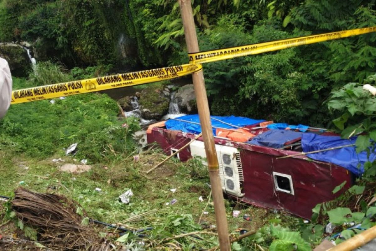 Polres Tegal masih lakukan proses evakuasi bus masuk sungai