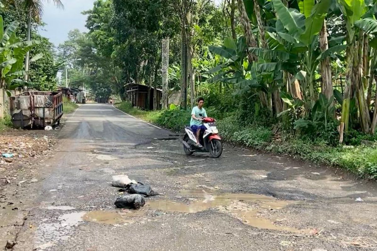 Akses jalan menuju TPA Bakung Bandarlampung rusak